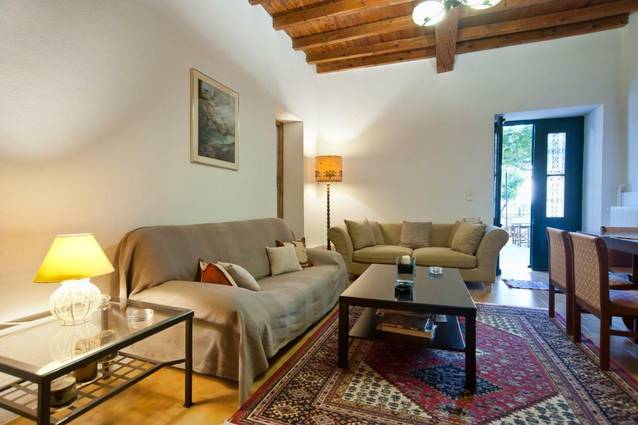 Elia Apartments Chrisso Делфи Екстериор снимка